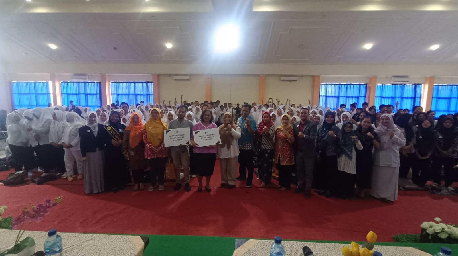 Berfoto bersama usai kegiatan.